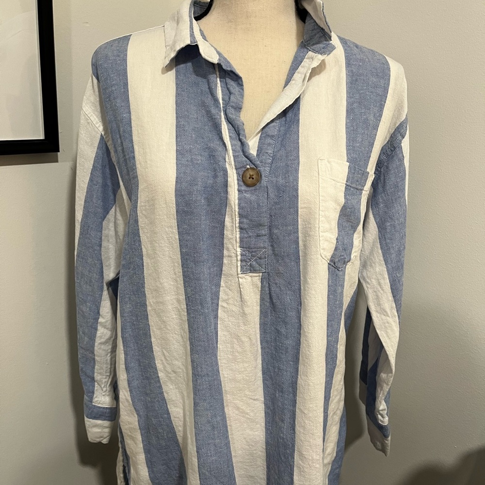 Old Navy Casual Blue and White Striped Button Down Shirt